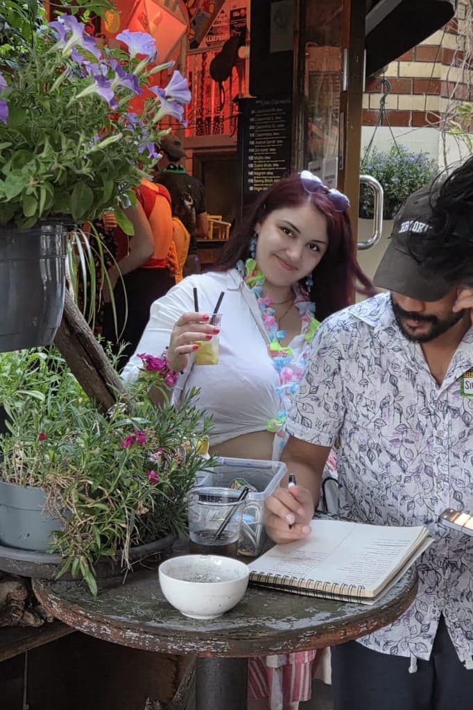 Elif en Siraadj aan tafel tijdens een gezellig evenement